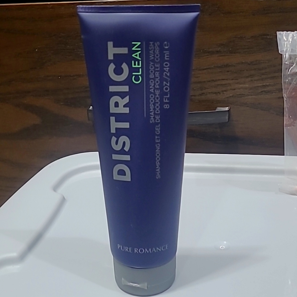 District CLEAN. Men's shampoo and body wash